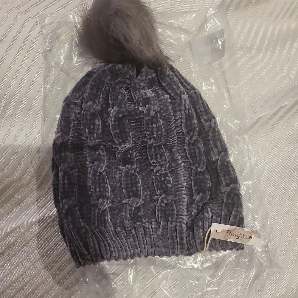Luxury chenille cable knit beanie with faux fur pompom